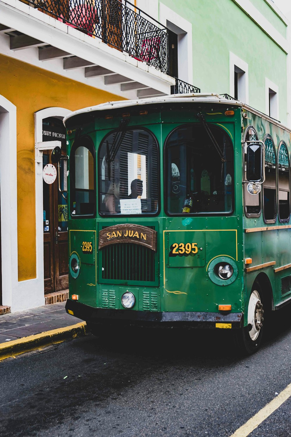 grün-weißer Bus tagsüber unterwegs