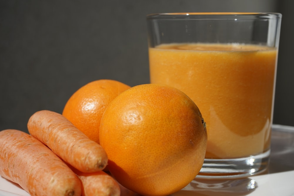 Orangenfrucht auf Klarglasschale