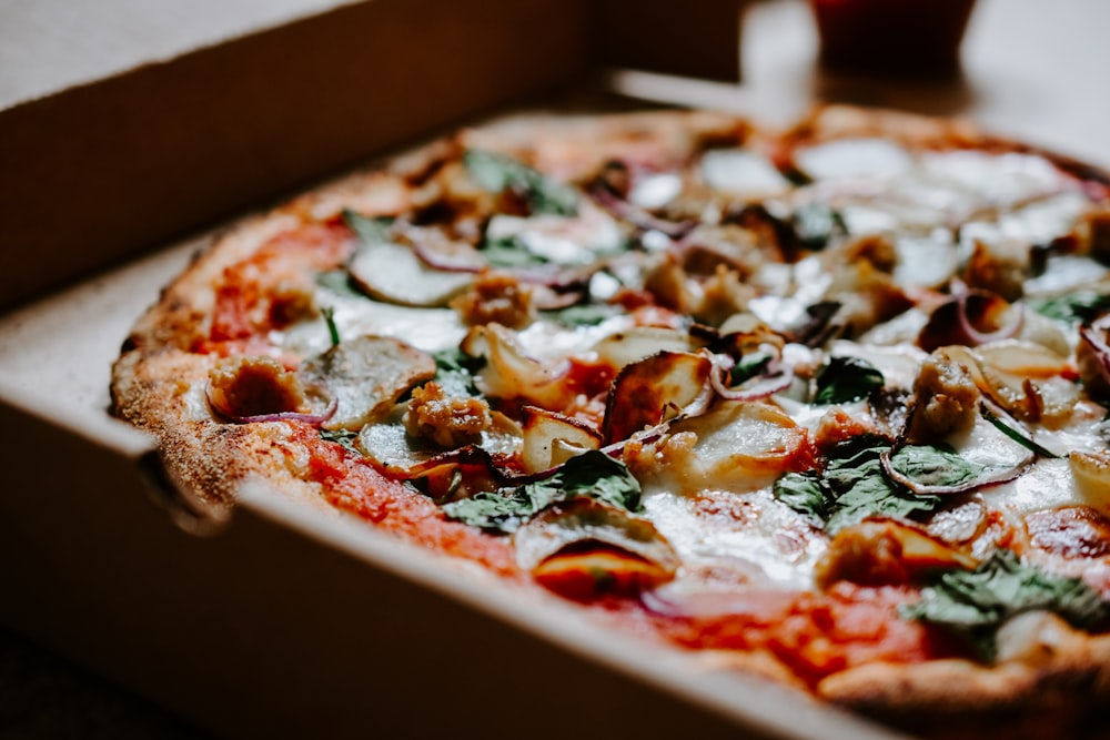 pizza au poivron vert et rouge et fromage