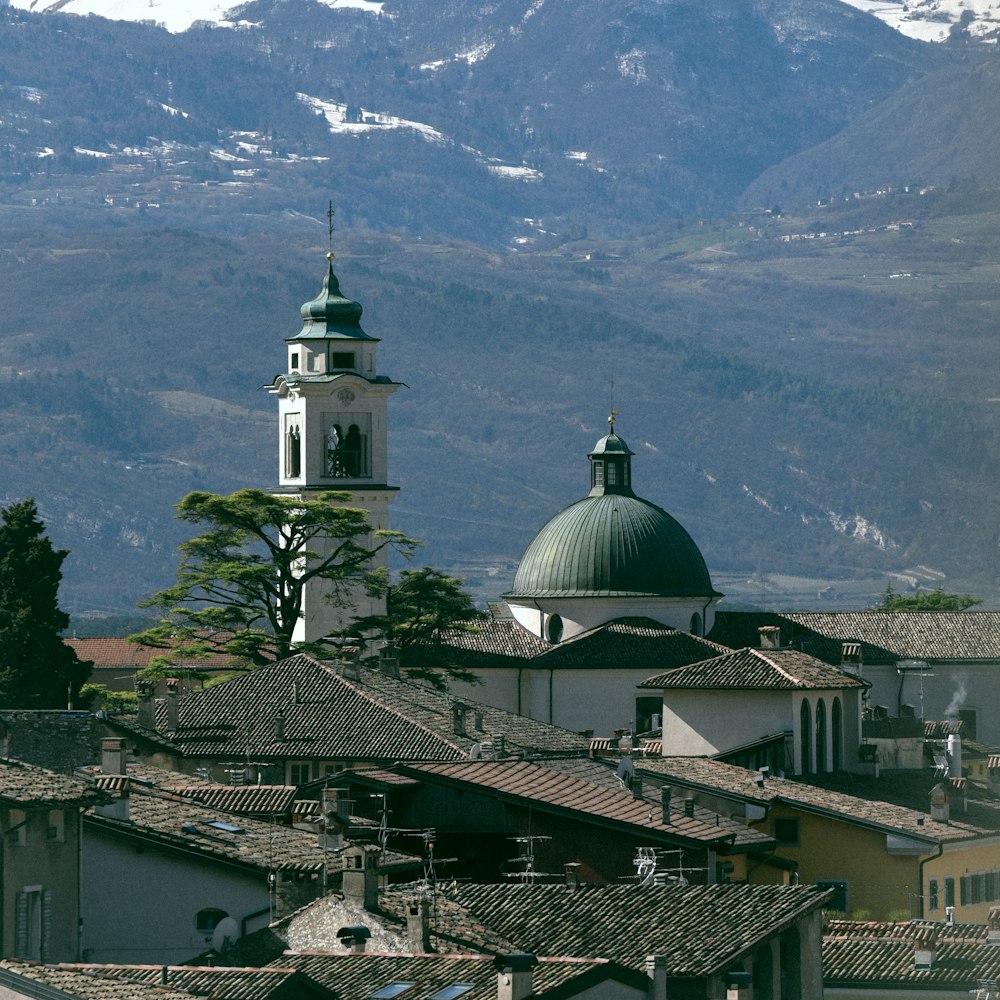 Bâtiment en béton blanc et noir près de la montagne pendant la journée