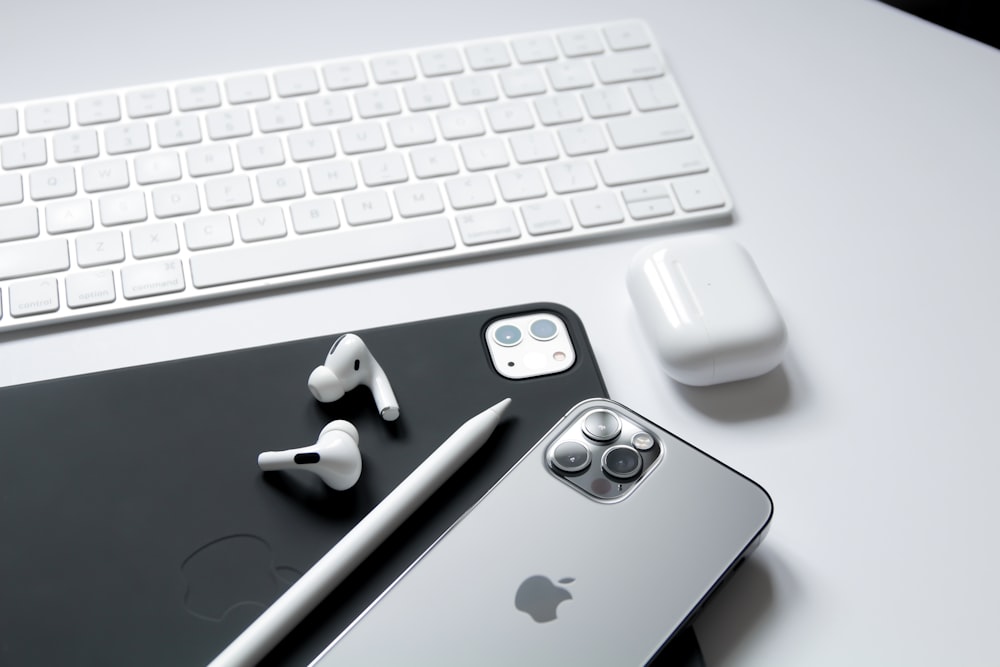 Apple EarPods と Apple キーボードのシルバー iPhone 6