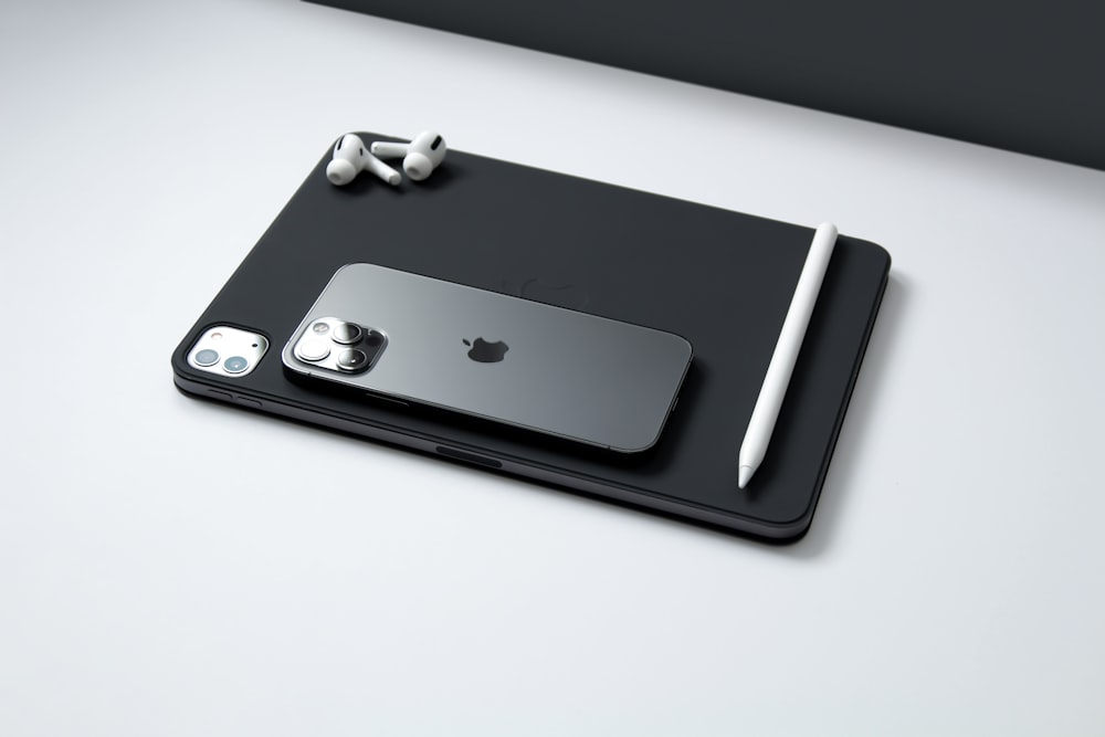 Silber iPhone 6 auf weißem Tisch