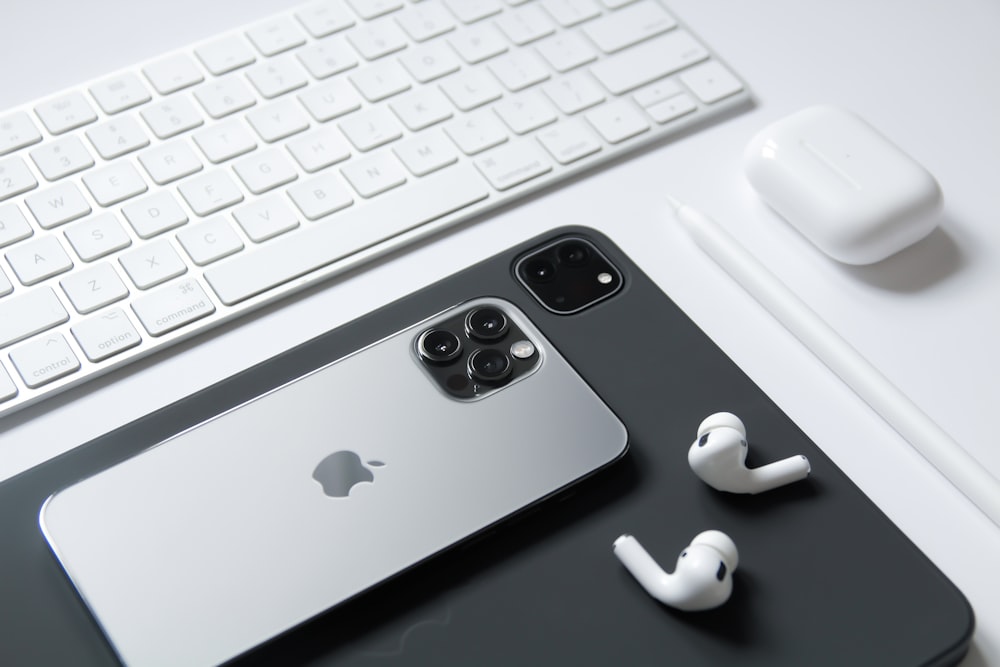 Weiße Apple-Tastatur und Apple Magic Mouse