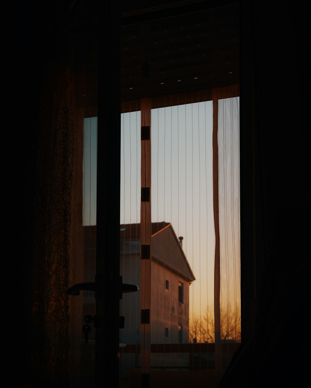 Braunes Holzhaus vor braunem Holzfenster