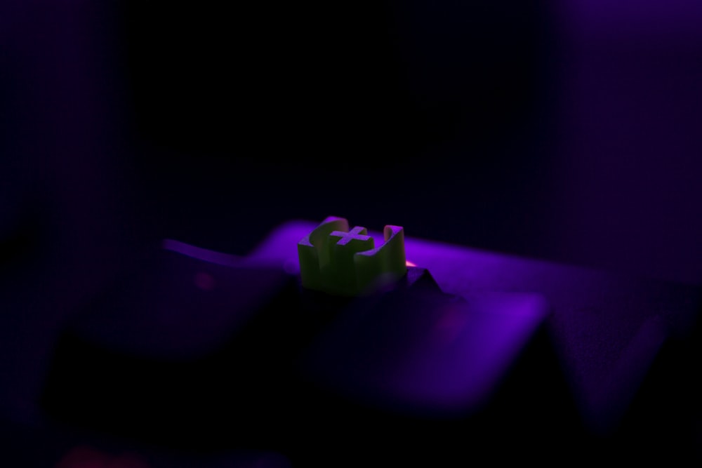luz púrpura en una habitación oscura