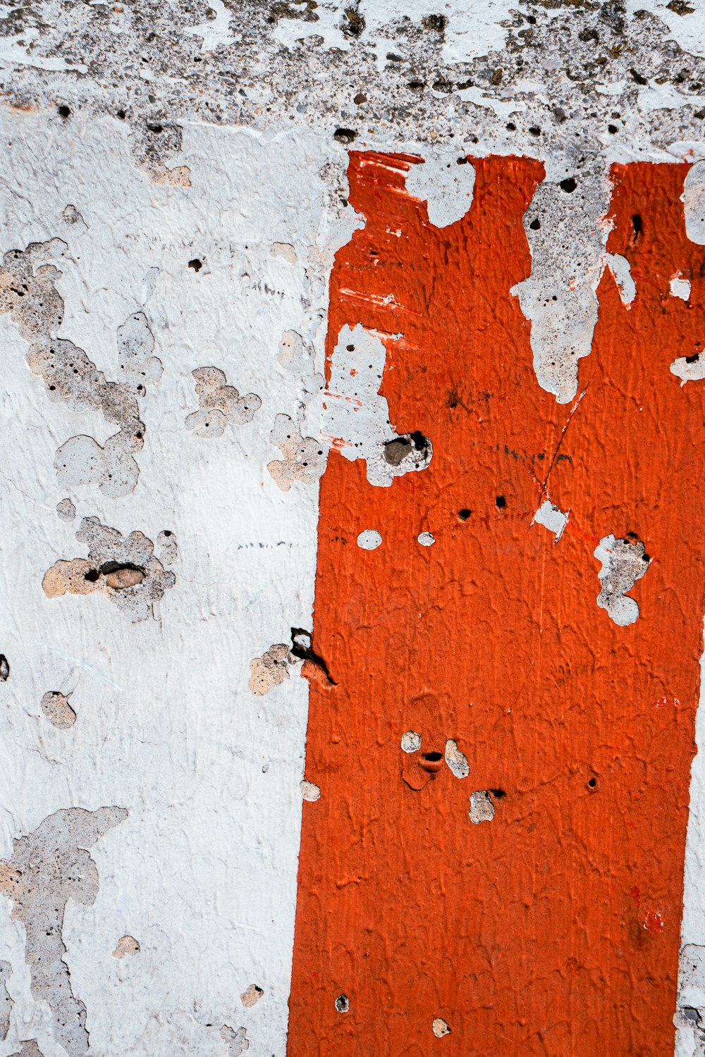 Muro de hormigón naranja y blanco
