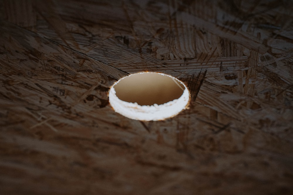 weißes rundes Ornament auf braunem Holztisch