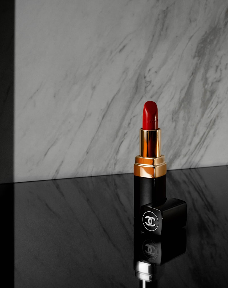 Rossetto rosso su tessuto chiaro