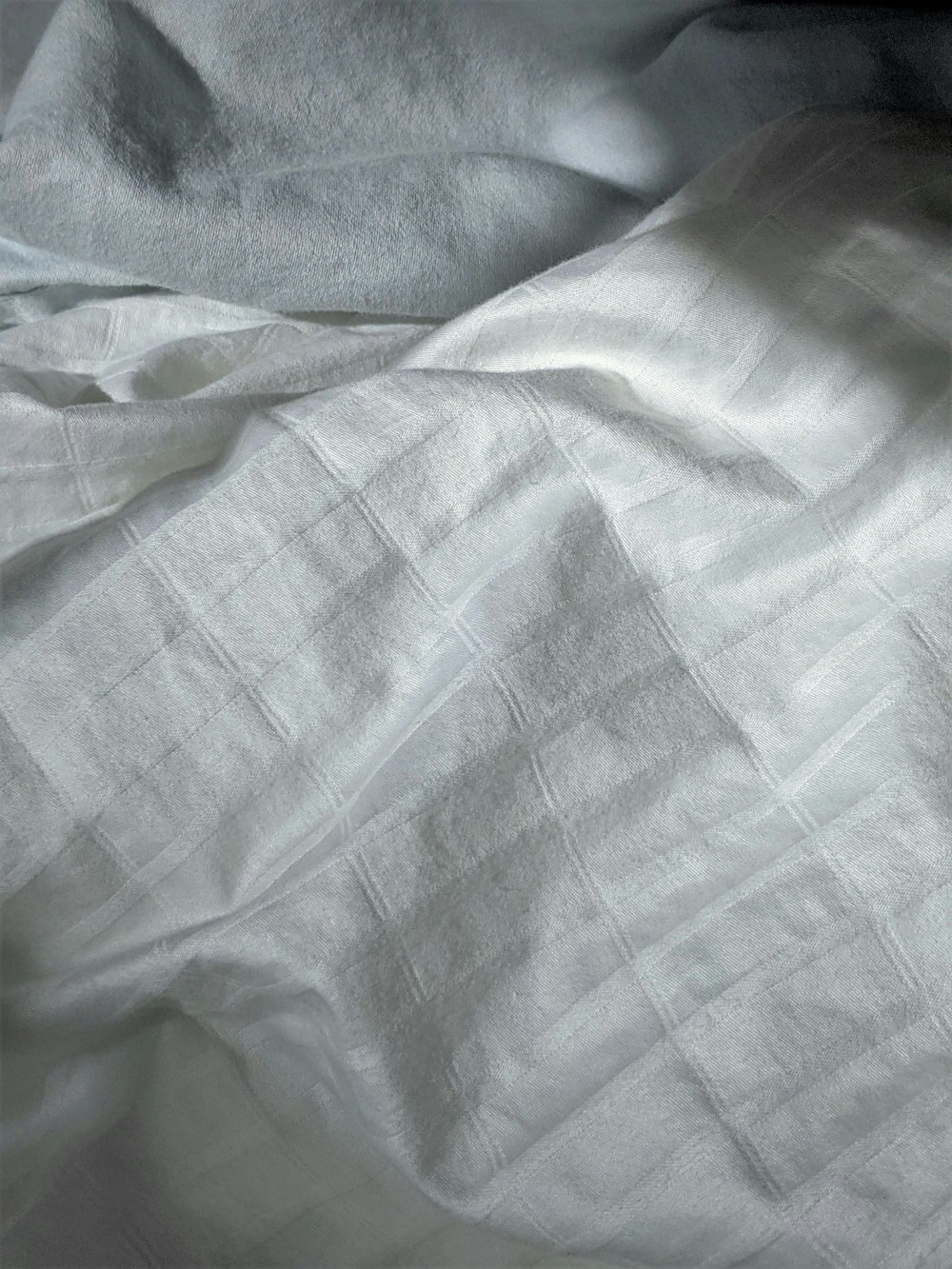 roupa de cama branca e azul