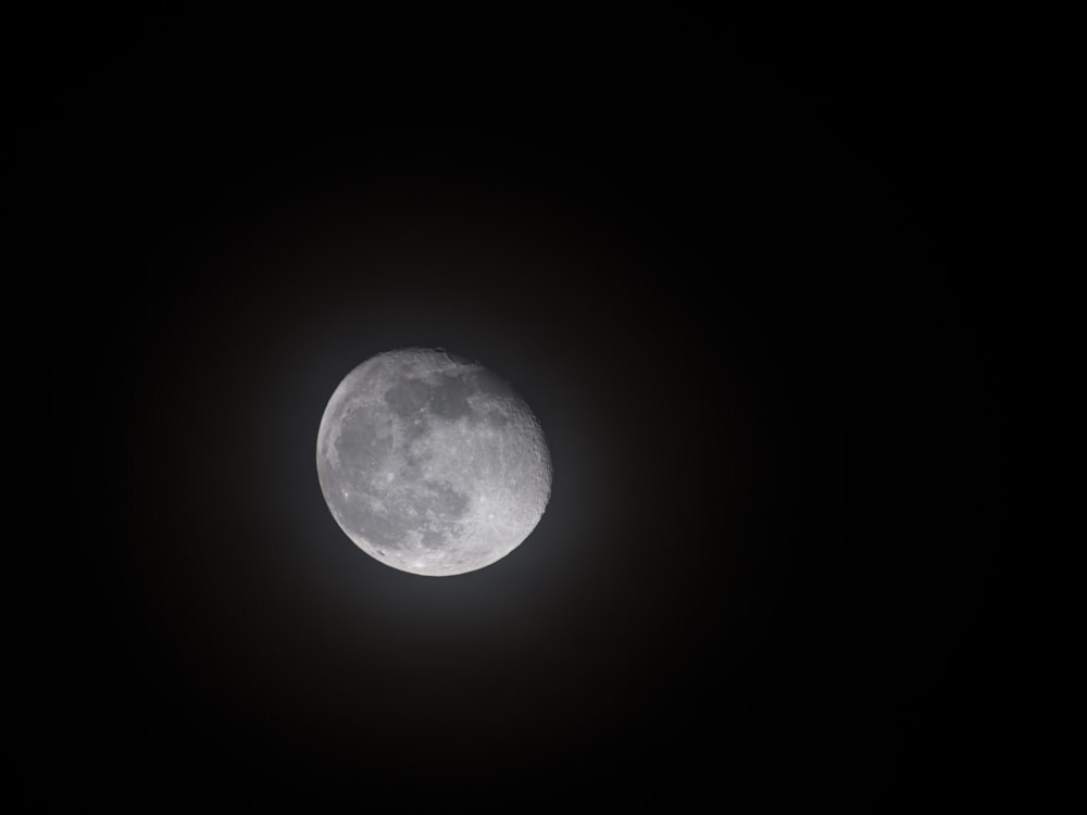 pleine lune dans le ciel nocturne sombre