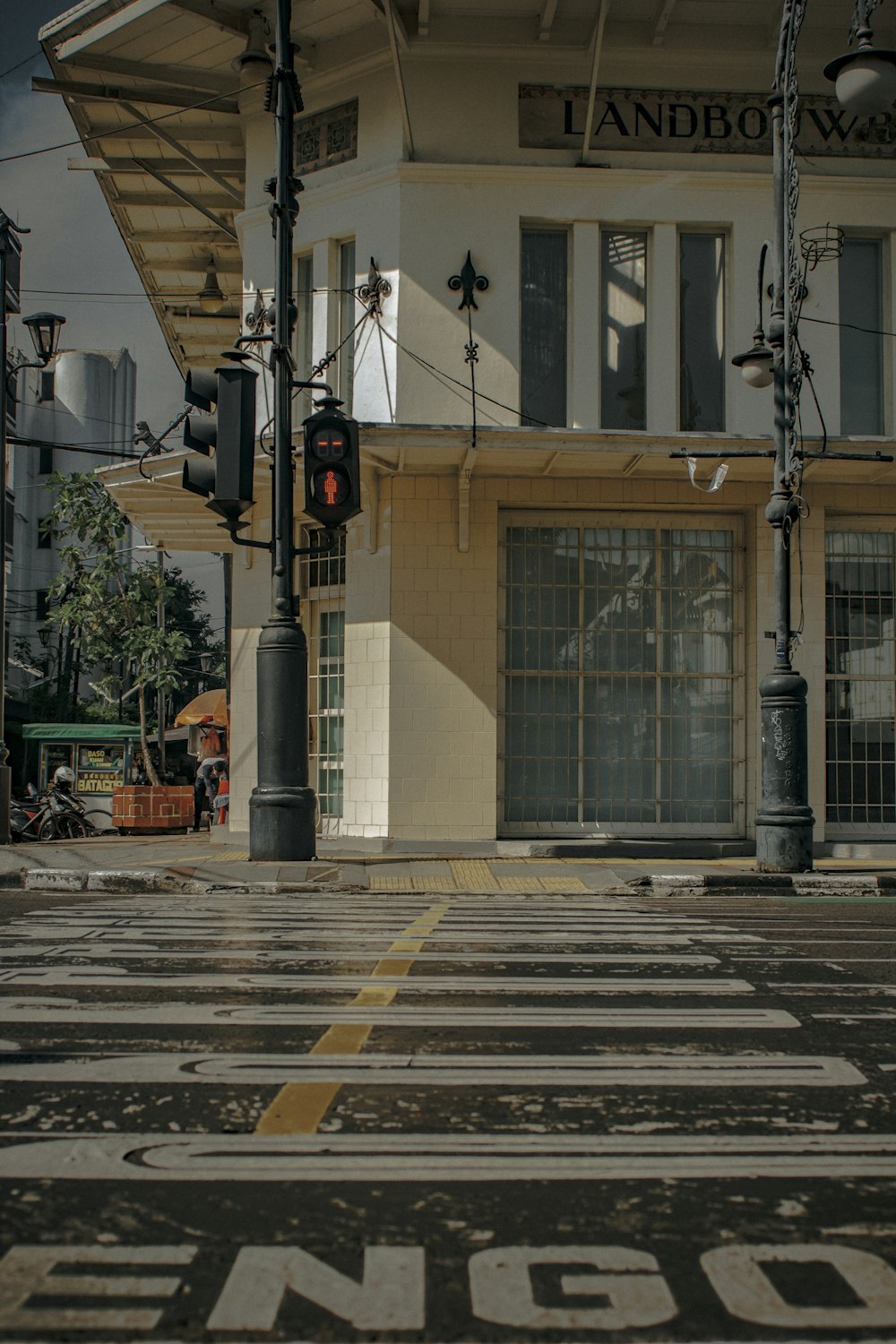 black traffic light near brown concrete building during daytime