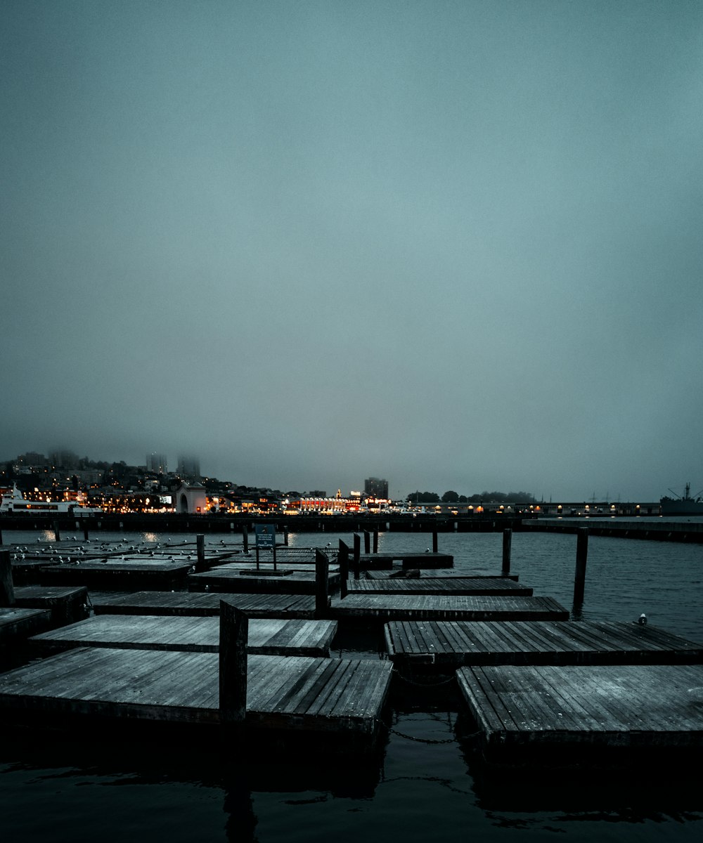 pontile di legno marrone sullo specchio d'acqua durante la notte