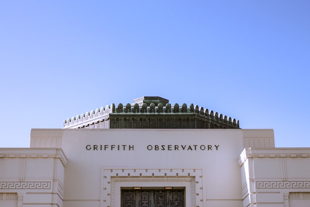 edificio in cemento bianco sotto il cielo blu durante il giorno