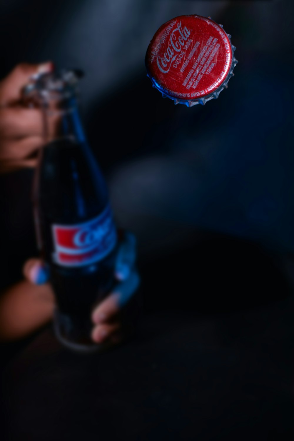 Bouteille de coca cola sur la main des personnes photo – Photo Boisson  Gratuite sur Unsplash