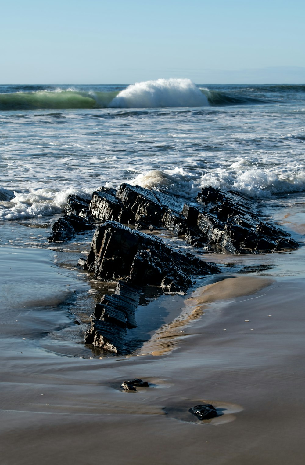 Formación de rocas marrones en el cuerpo de agua durante el día