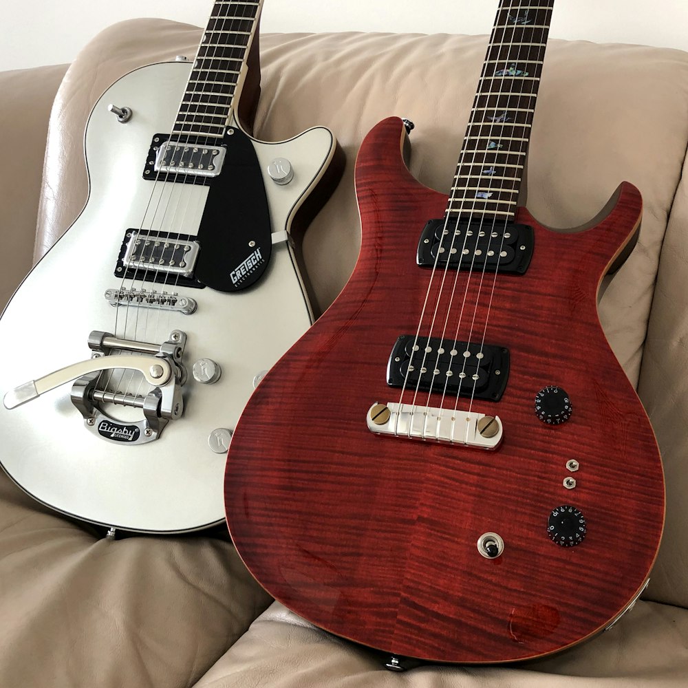 赤と白のストラトキャスターエレキギター