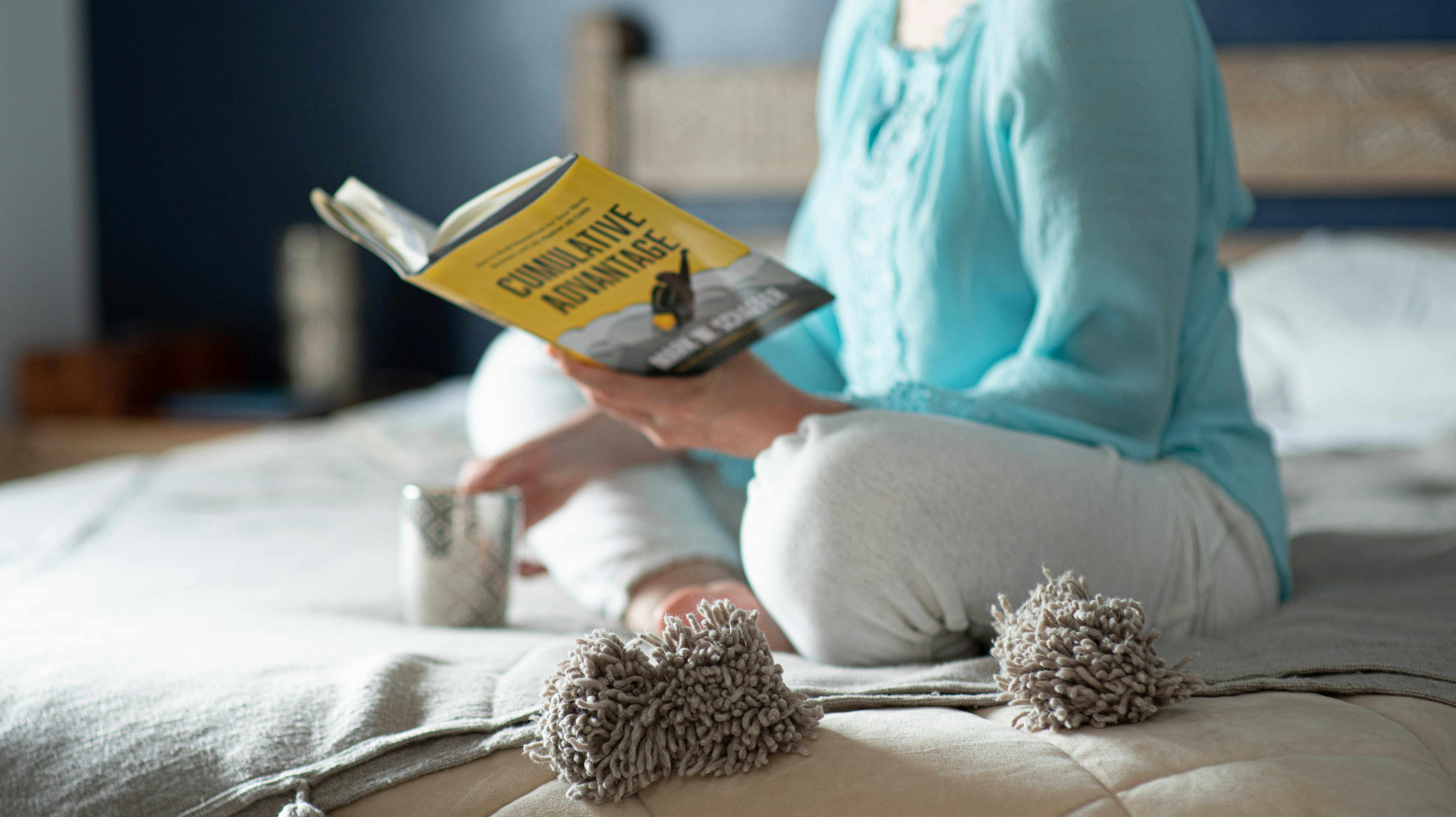 Person im türkisfarbenen Hemd mit gelb-weißer Packung