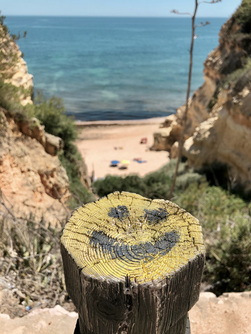 gelber und schwarzer runder Felsen am Strand tagsüber