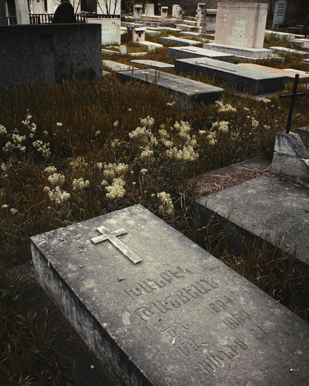 gray tomb stone near green grass during daytime