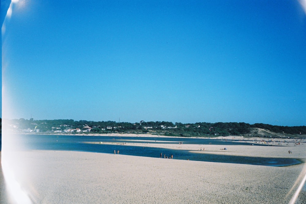 mar azul sob o céu azul durante o dia