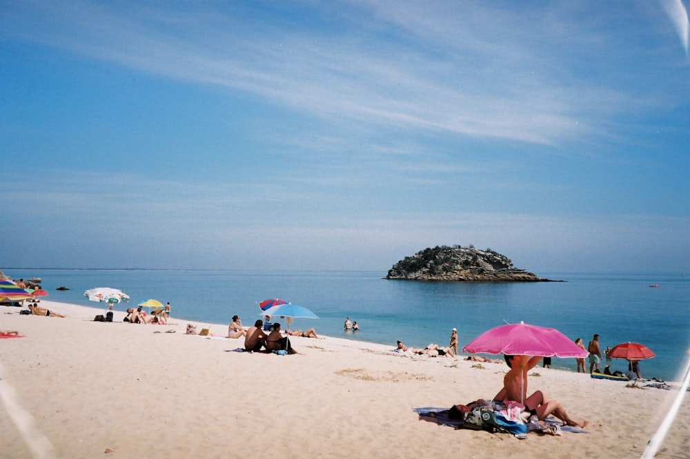 pessoas na praia durante o dia