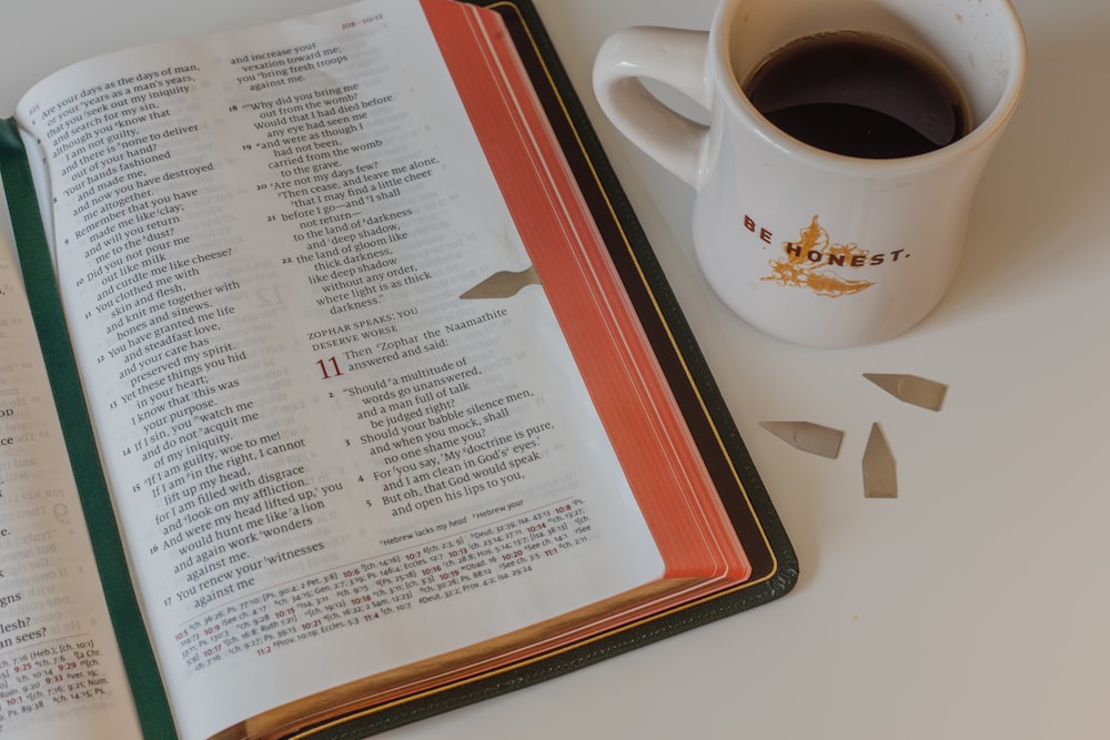 Taza de cerámica blanca en bandeja blanca y roja