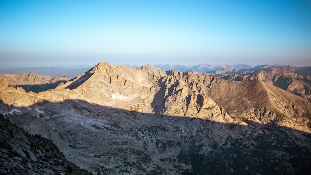 Montagna rocciosa marrone sotto il cielo blu durante il giorno