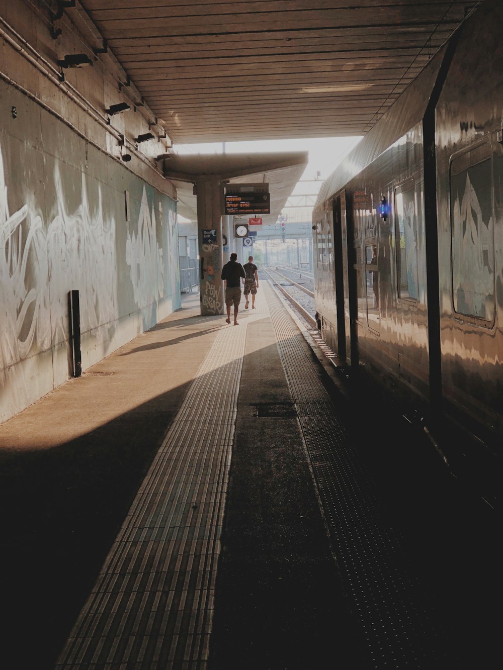 Persona que camina por la acera durante el día