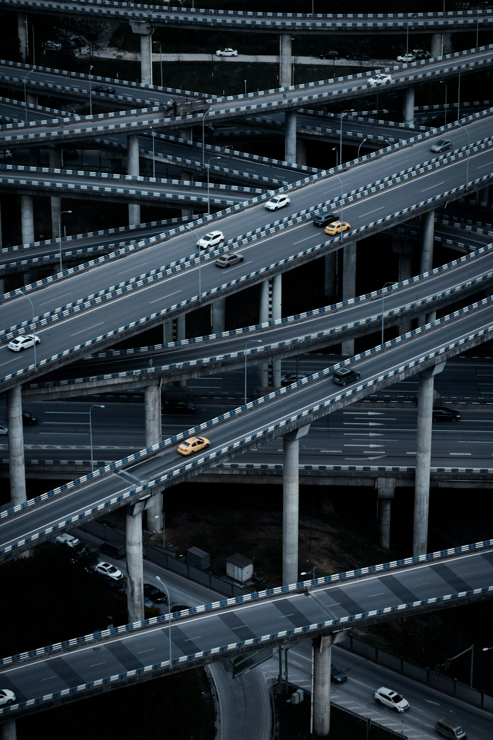 Puente de metal blanco durante la noche