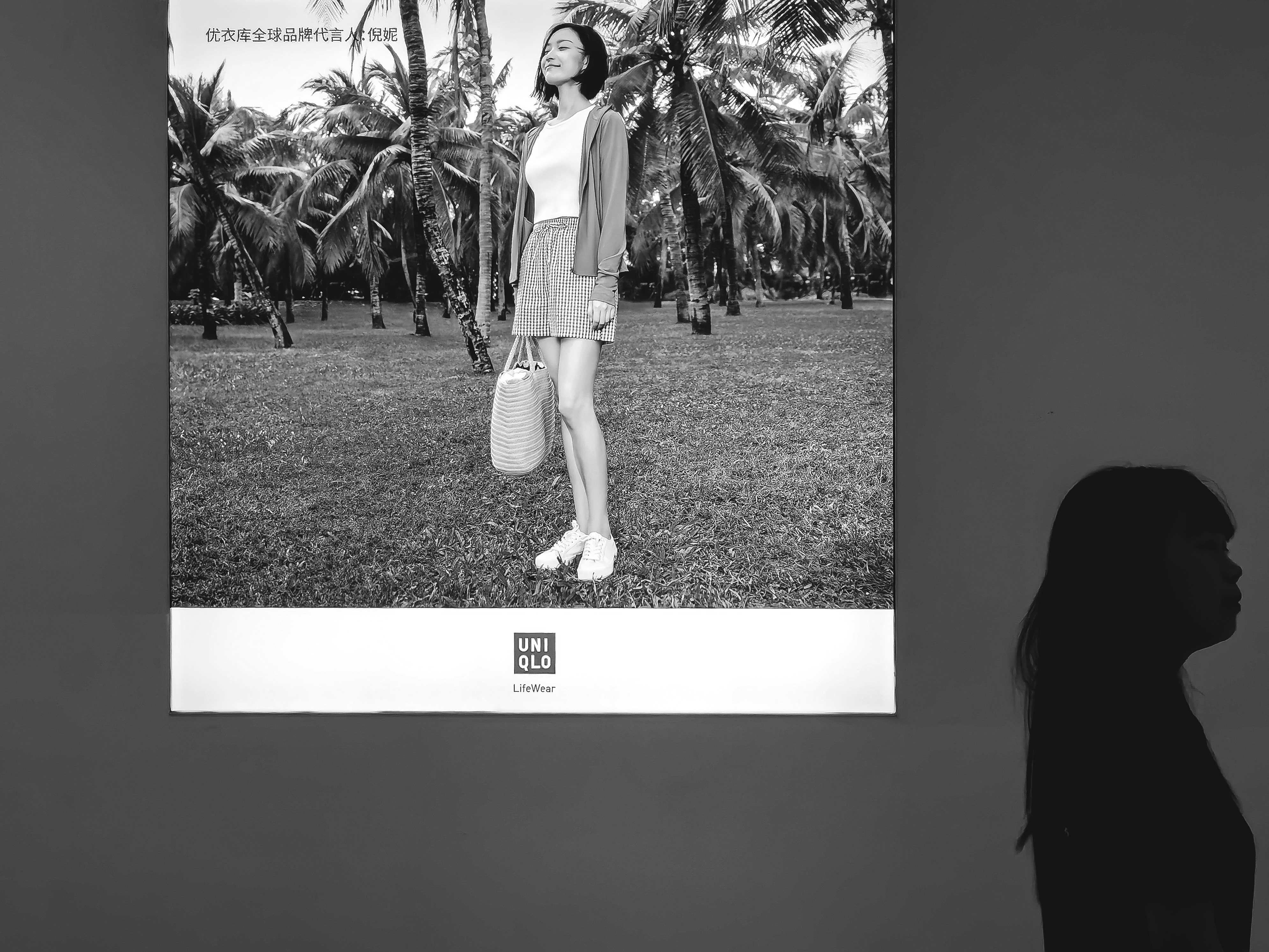 mulher no vestido branco que está no campo da grama