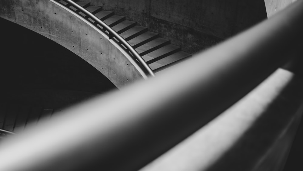 Foto en escala de grises de una escalera de caracol