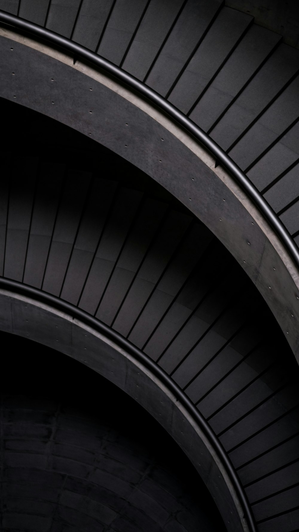黒い金属の手すりが付いた黒い螺旋階段