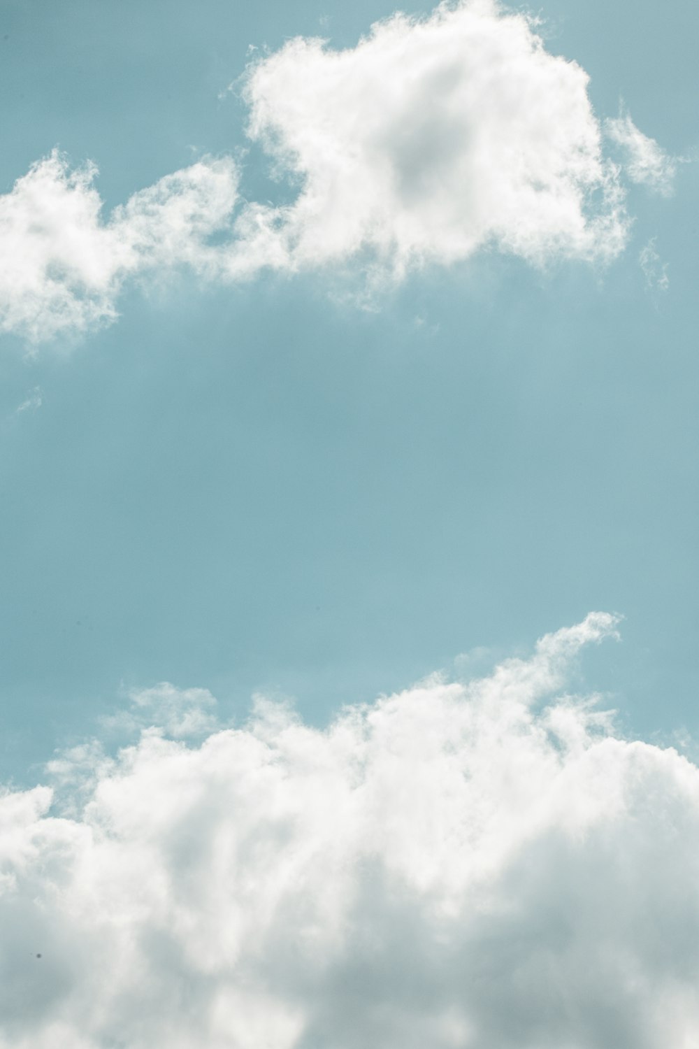 Weiße Wolken und blauer Himmel tagsüber