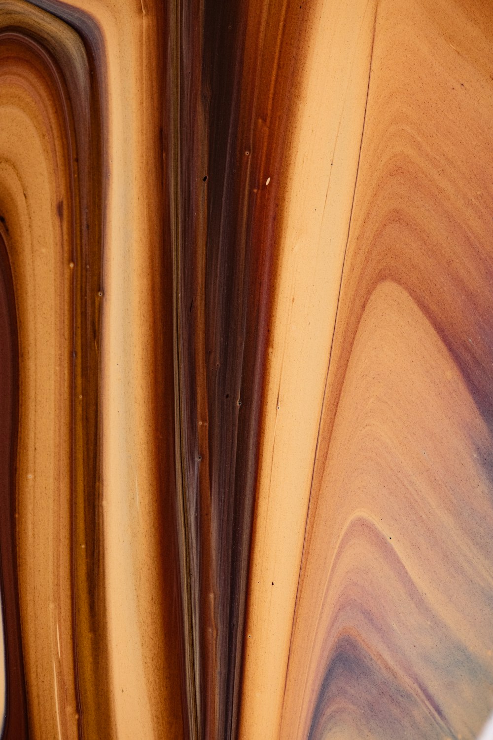 Tablero de madera marrón con agujero
