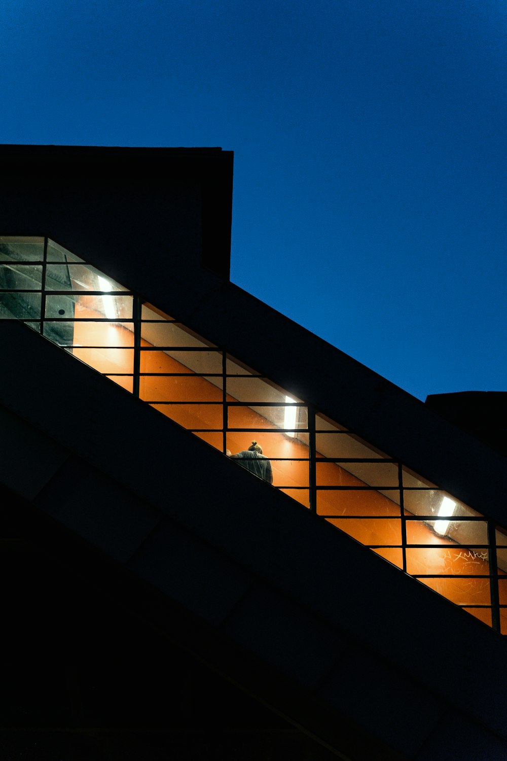Klarglasfenster mit gelbem Licht