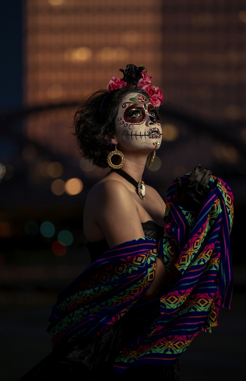 Mujer con tocado floral rojo y azul