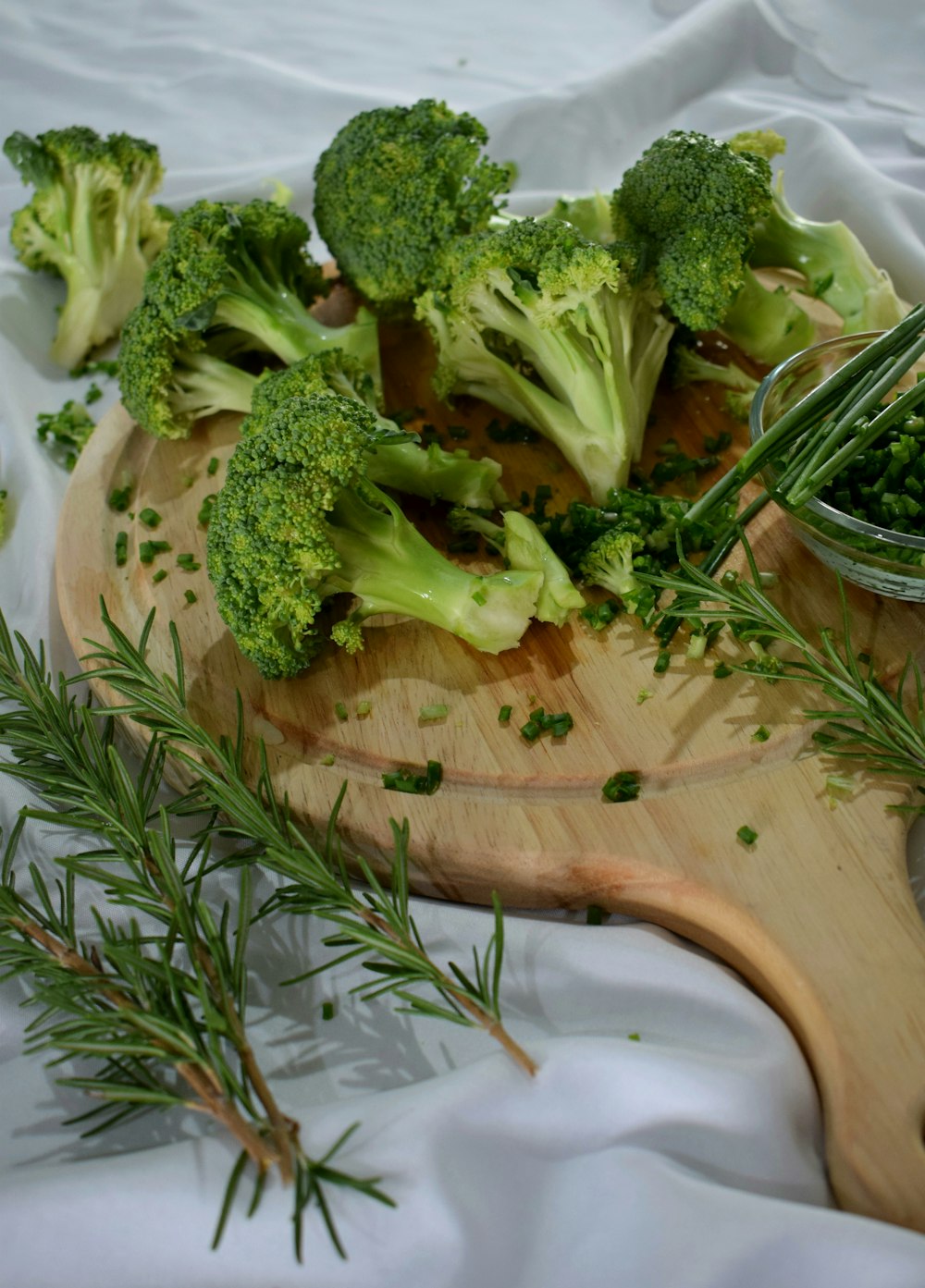 brócolis verde na tábua de cortar madeira marrom