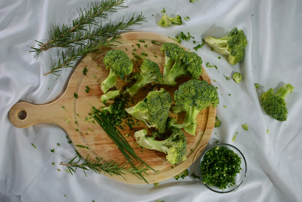 Brócoli verde en plato de madera marrón