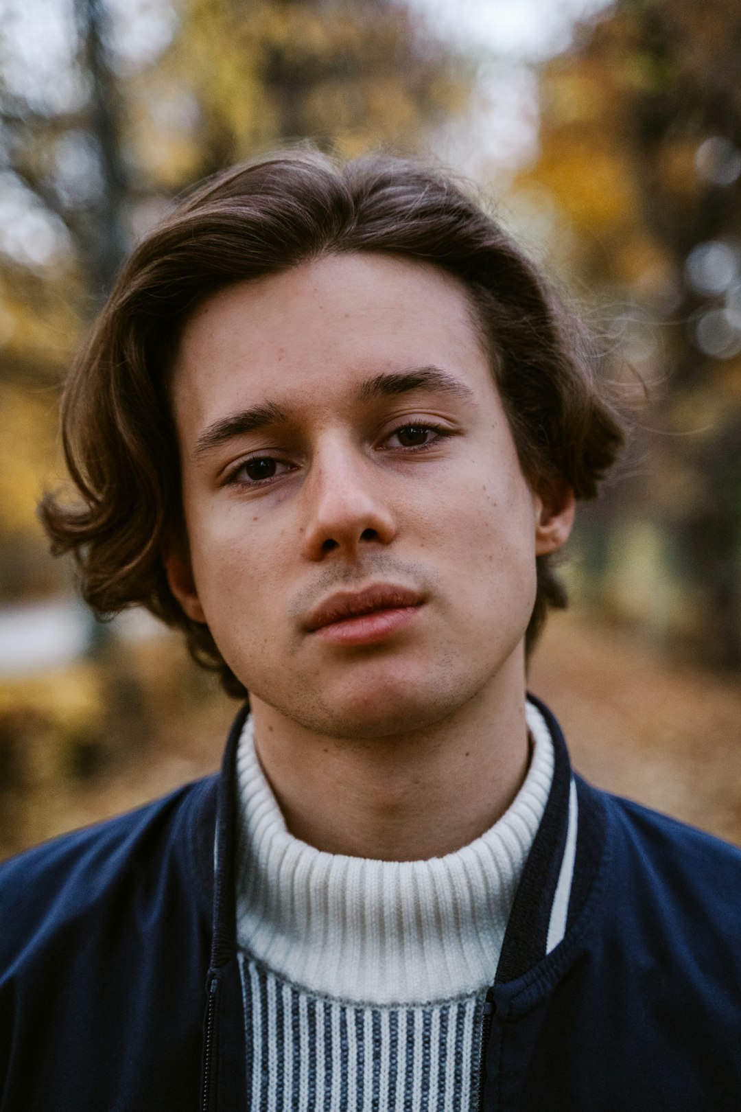 man in blue and white crew neck shirt