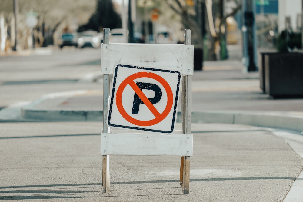 Panneau d’interdiction de fumer blanc et rouge