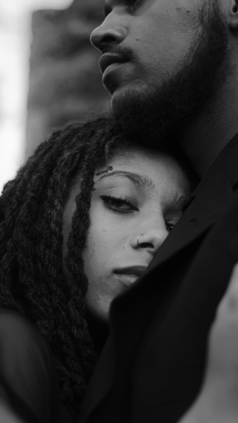 femme en chemise noire couchée sur le lit