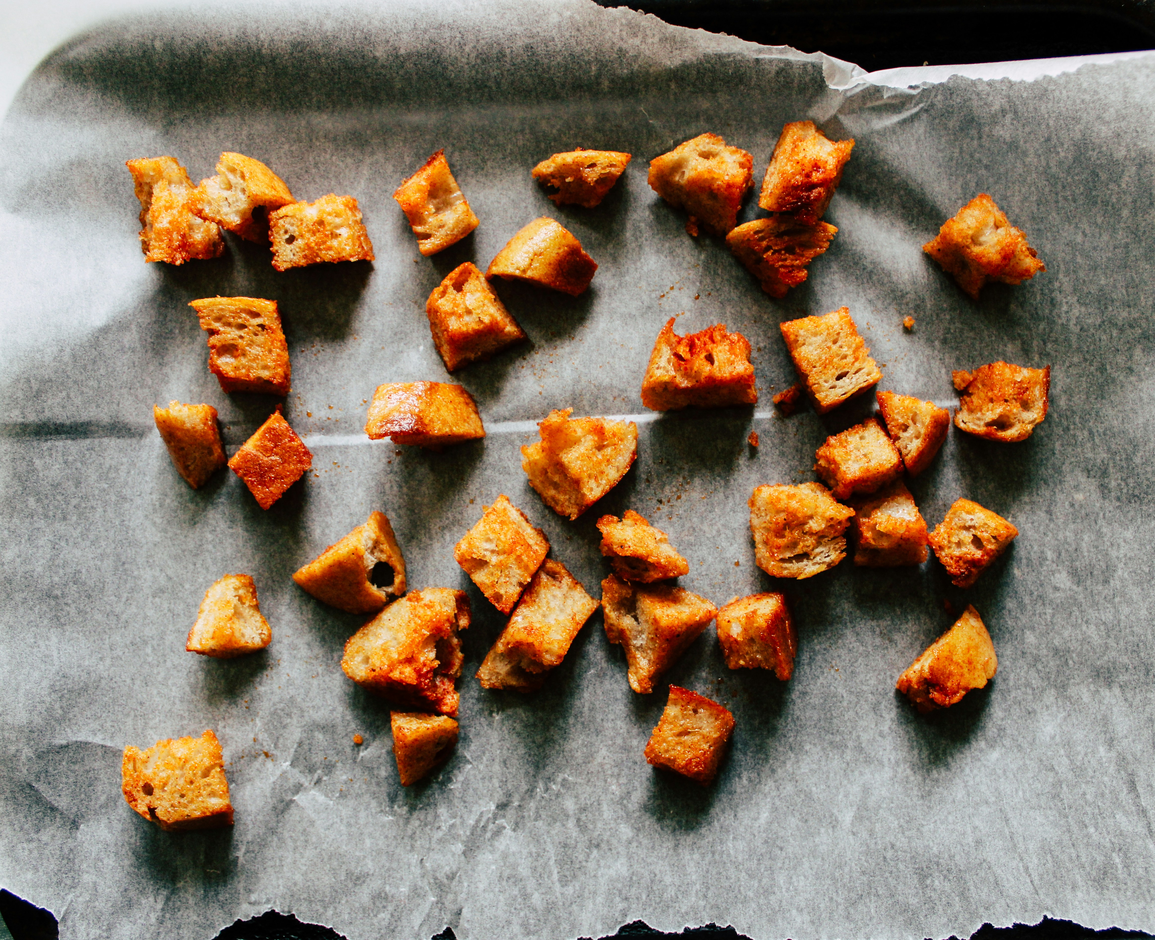 灰色の織物に茶色と灰色の食べ物の写真 Unsplashで見つける食物の無料写真