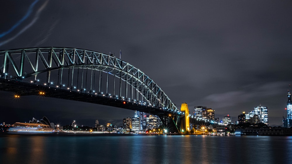 夜間の水域に架かる灰色の鋼橋
