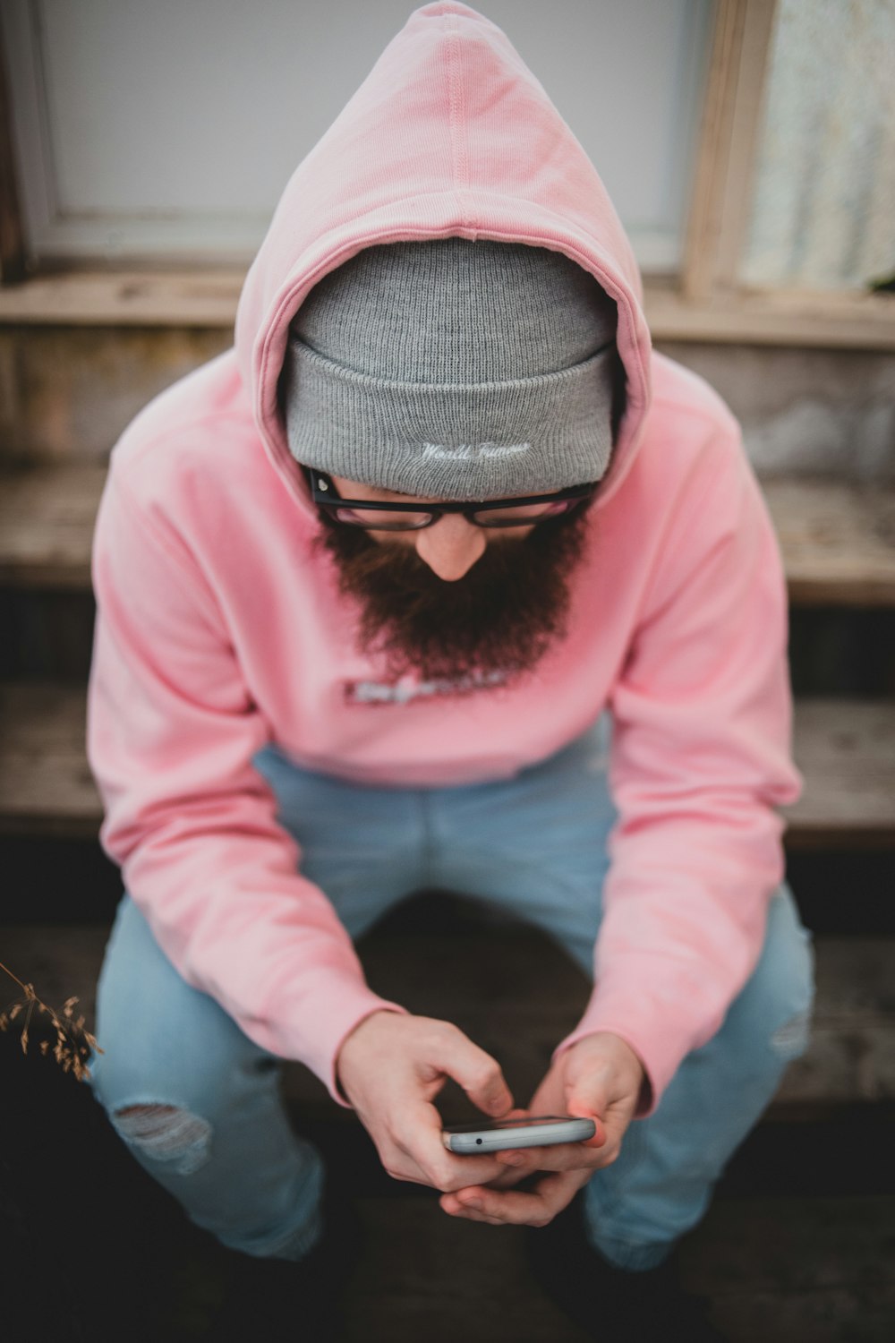 Foto Hombre con suéter rosa y gorra de punto gris – Imagen Vestir gratis en  Unsplash