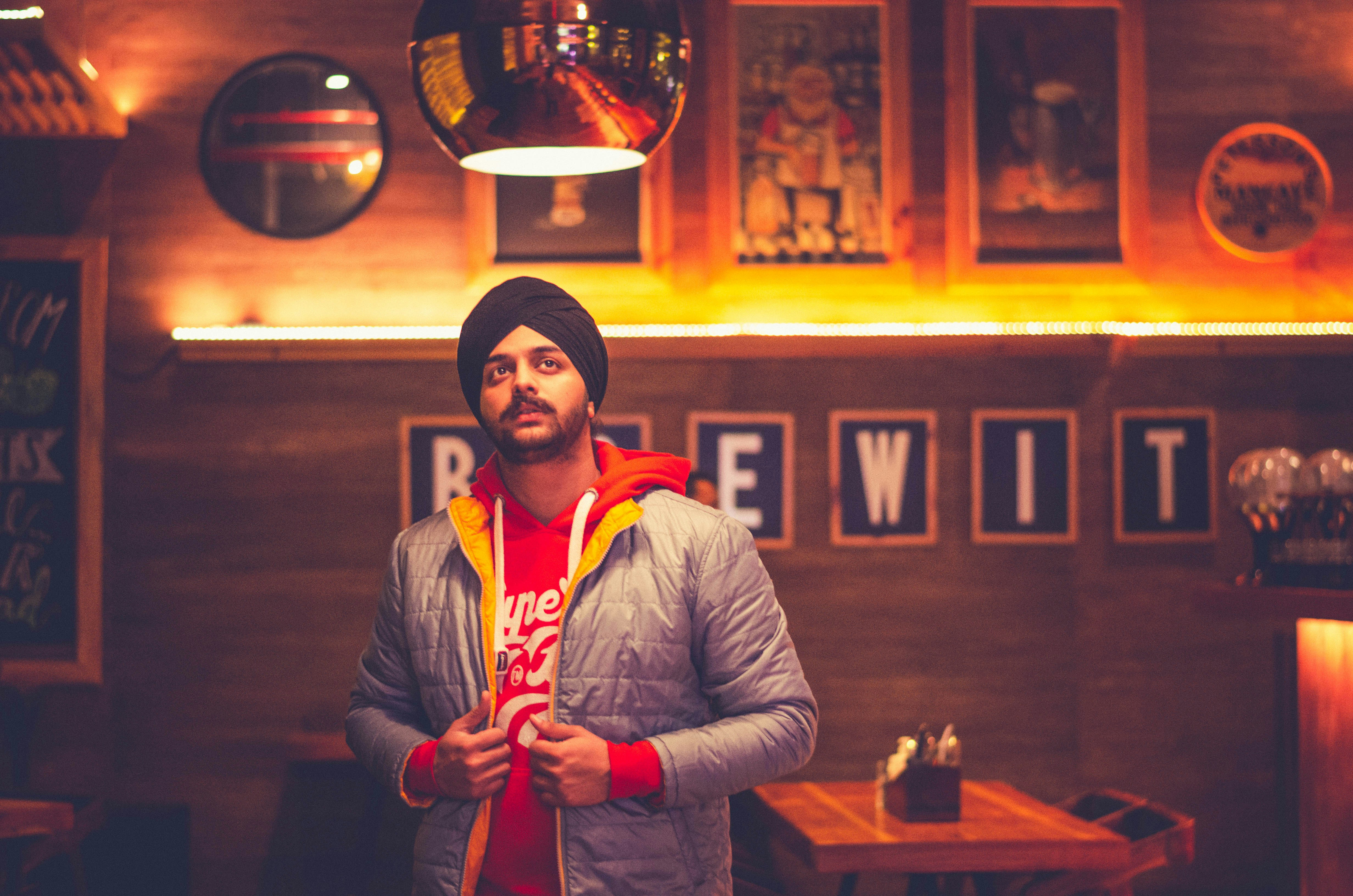 uomo in camicia grigia a maniche lunghe e sciarpa arancione