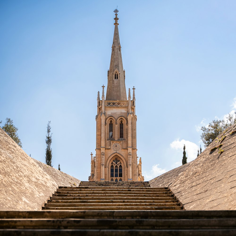 Braune Betonkirche tagsüber unter blauem Himmel