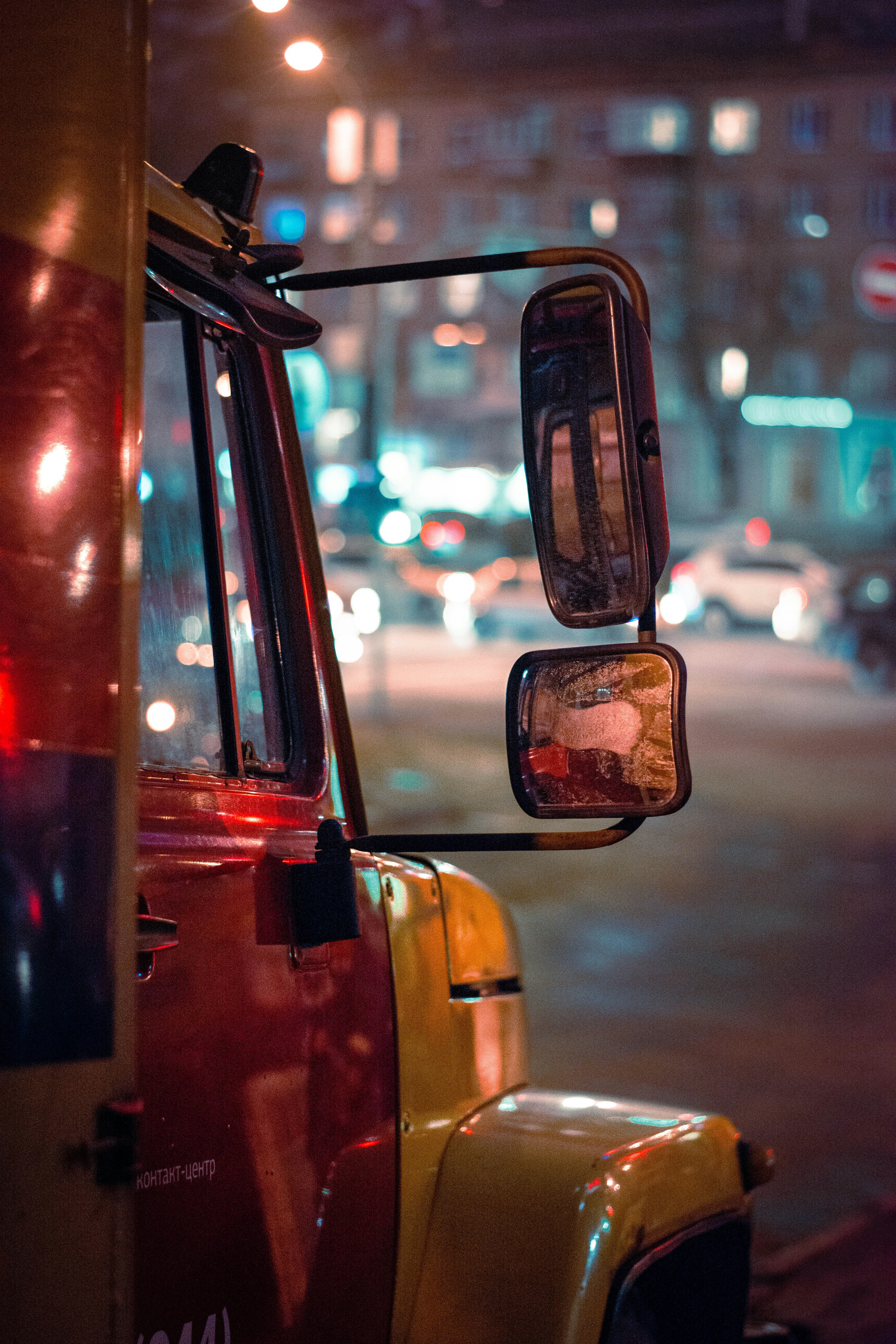 水滴が付いた赤い車のサイドミラーの写真 Unsplashで見つけるウクライナの無料写真