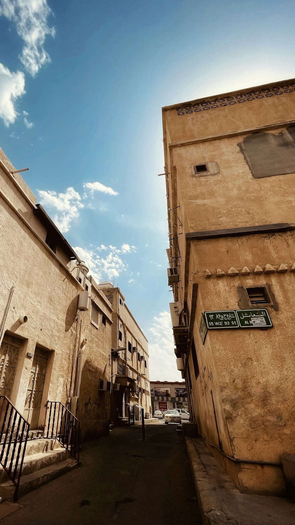 fotografia ad angolo basso dell'edificio in cemento marrone sotto il cielo blu durante il giorno