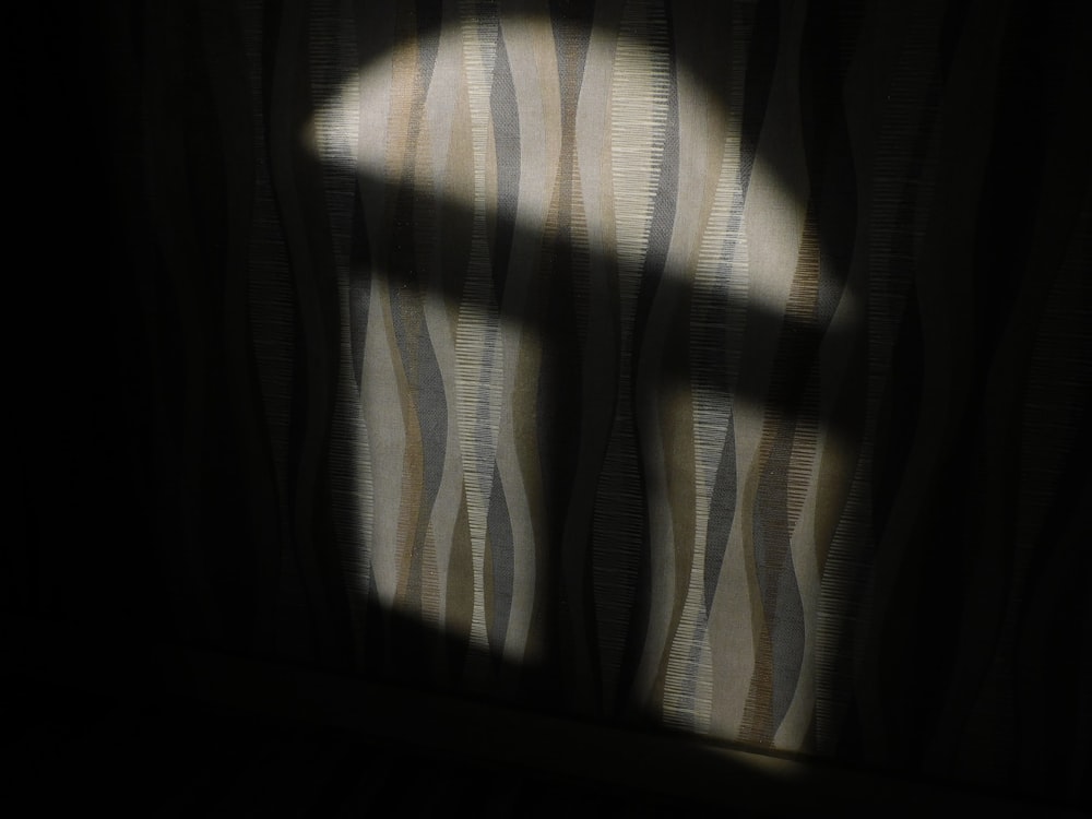 cortina de janela branca e marrom