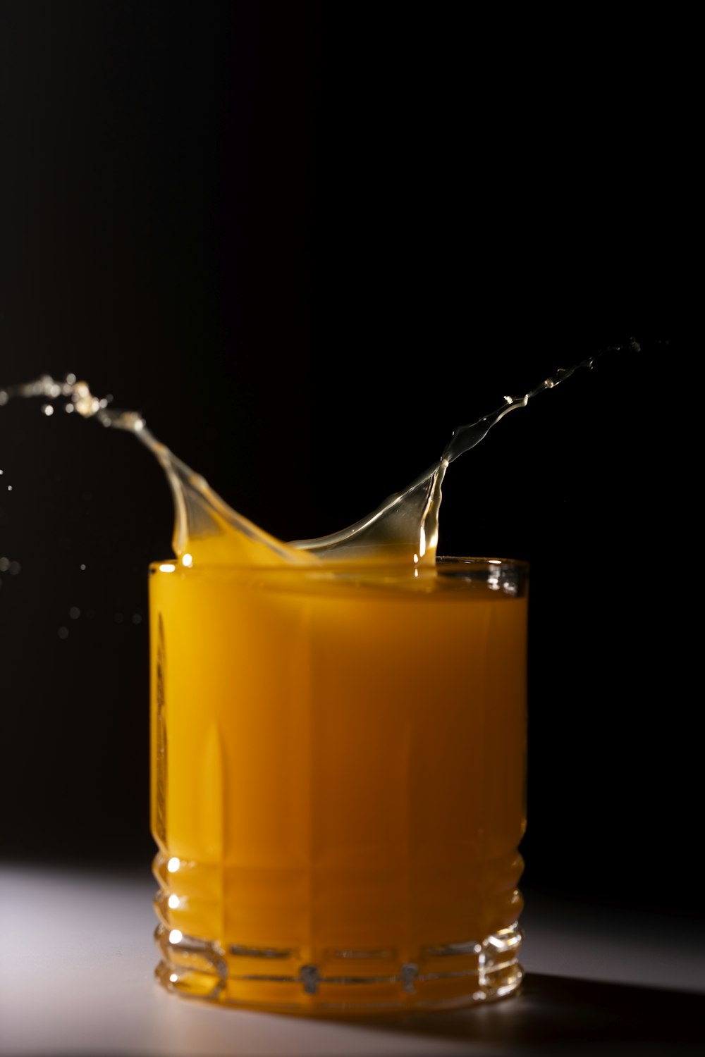succo d'arancia in bicchiere trasparente